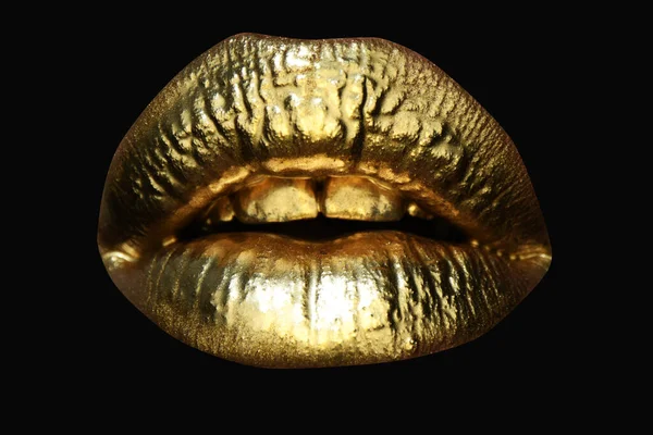 Lápiz labial dorado en los labios, boca dorada femenina. Imprime los labios. Cosméticos de lujo para mujeres. Efecto dorado en los labios. —  Fotos de Stock