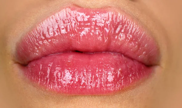 Skönhet mun uttryck koncept. Närbild av rött läppstift på läpparna. Närbild glansig lyx mun, glamour läpp koncept. — Stockfoto