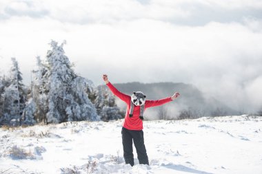 Çılgın kız kış günü eğleniyor. Komik bir Noel tatili..