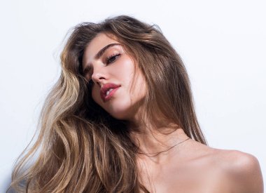 Güzel yüzlü kadın, yüz portresi. Güzel, hassas, genç bir kız. Moda modeli stüdyoda izole edildi.