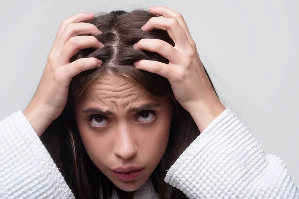 Kobieta z problemami z włosami. Kobieta wygląda na zszokowaną utratą włosów. Koncepcja łysienia głowy i leczenia włosów. — Zdjęcie stockowe