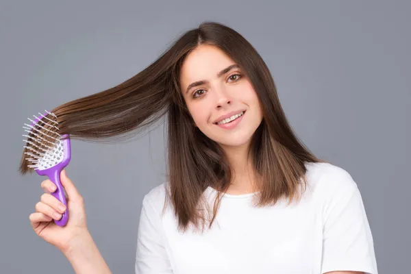 Borsta håret. Porträtt ung kvinna borsta rakt naturligt hår med kam. Flicka kamma friskt hår med hårborste. Skönhetskoncept. — Stockfoto