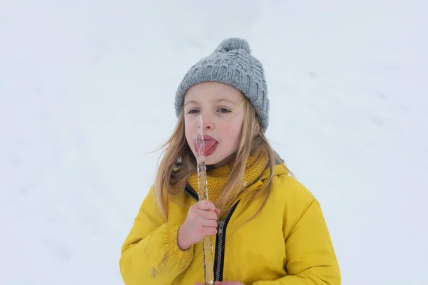 Enfant drôle, fille mignonne jouant dans le parc enneigé d'hiver. Vacances de Noël, week-end d'hiver pour enfants. — Photo