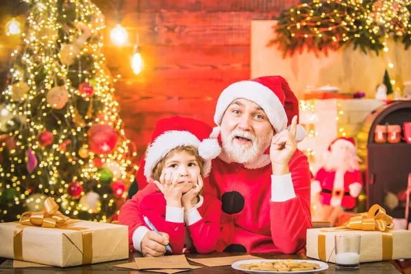 Papai Noel neto e avô Escrever Carta ao Papai Noel. — Fotografia de Stock