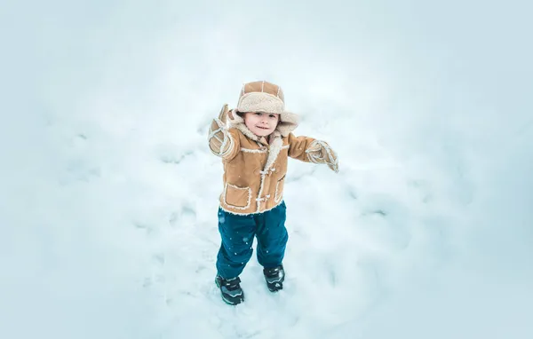 Criança de inverno feliz na neve ao ar livre. Rapaz bonito em roupas de inverno. Tema feriados de Natal e Ano Novo. — Fotografia de Stock