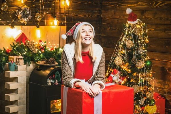 Fille profiter atmosphère chaleureuse de Noël confortable à la maison. Joie de Noël — Photo