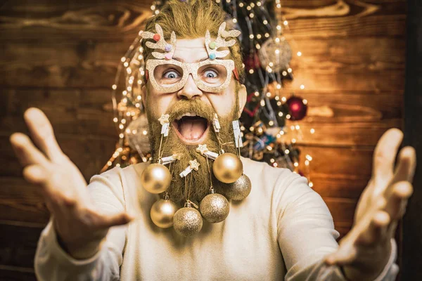 Opgewonden gezicht van de Kerstman van dichtbij. Grappig verbaasd man vieren Kerstmis. Wintervakantie en nieuwjaar. — Stockfoto