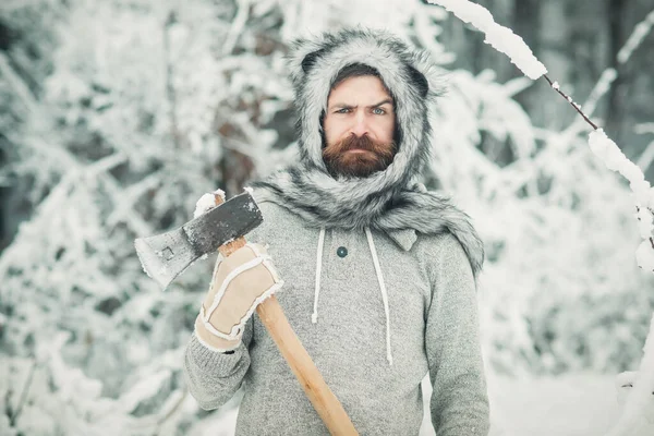 Zima brodaty człowiek drwal trzymać topór w śnieżnym lesie zimowym. — Zdjęcie stockowe