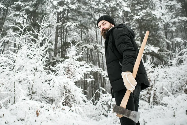 Baltalı oduncu adam. Dondurucu, soğuk şakalar. Karlı ormanda baltalı sakallı adam — Stok fotoğraf