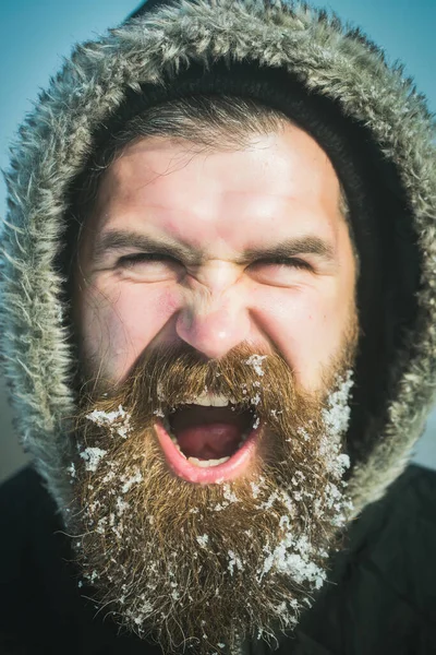 Großaufnahme des Wintermannes mit schneebedecktem langen Bart. Winterurlaub und Urlaub. Aufgeregter Hipster — Stockfoto