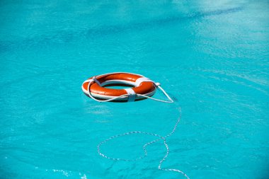 Arka planda can simidi var. Yardım, kurtarma, boğulma kavramı..