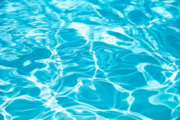 Tło błękitnej wody w basenie z odbiciem słońca, falą wodną w basenie. Przezroczyste tło wody. — Zdjęcie stockowe