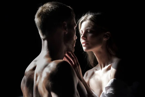 Casal apaixonado cara a cara, abraços ternos e beijos. Mulher bonita e bonito homem namorado. — Fotografia de Stock