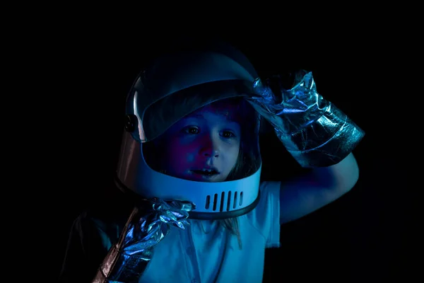 Enfant garçon jouant astronaute avec astronaute. Gros plan excité enfants visage. — Photo