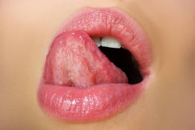 Seksi dil yalayan dudaklar. Genç bayanın dudaklarını dudaklarını yalayarak yakın plan çek..