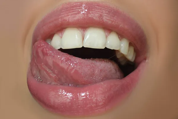 Tong en sexy vrouwelijke lippen. Sexy sensuele vrouwen openen hun mond. Sluiten macro tong. — Stockfoto