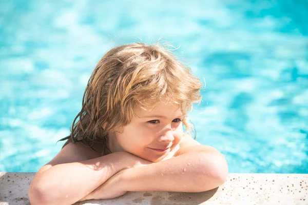 Ragazzo felice in piscina. Bambini in località tropicale. Vacanza al mare in famiglia e attività estiva. — Foto Stock