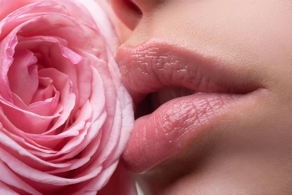 Młoda dziewczyna z pięknym nagim makijażem i pulchne usta. Idealne naturalne usta z bliska. Kosmetologiczna pielęgnacja skóry. Szminka z bliska. Piękne usta kobiety z różą. — Zdjęcie stockowe