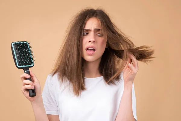 Kobieta wypadanie włosów z grzebieniem i problematyczne włosy. Koncepcja utraty włosów i łysienia problemów. — Zdjęcie stockowe