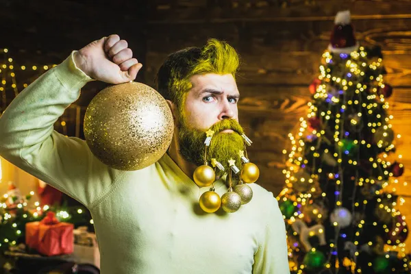 Divertido hombre de Santa adentro con bola de Navidad, adorno de oro. Retrato de invierno de Santa. Emoción invernal. Preparación de Navidad. — Foto de Stock