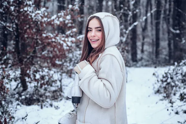 Χειμερινή γυναίκα. Χειμερινό πορτρέτο της νεαρής όμορφης μελαχρινής γυναίκας στο χιόνι Κήπος. Άνθρωποι στο χιόνι. Χειμωνιάτικο πορτρέτο. — Φωτογραφία Αρχείου