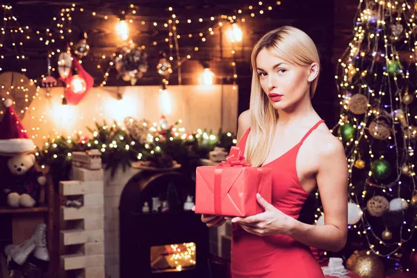 Mulher segurando caixas de presente. Mulher feliz com presente de Natal sobre fundo interior de Natal. — Fotografia de Stock