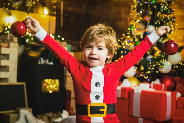 Boże Narodzenie marzy. Podekscytowany chłopiec zabawy w pobliżu choinki. — Zdjęcie stockowe