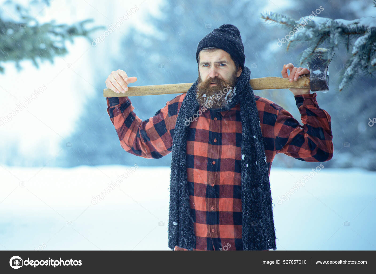 Un leñador hipster en un bosque frío y Hombre de invierno