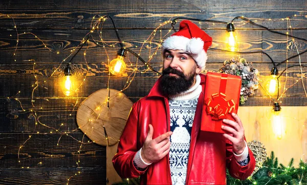Bescherung durch den Nikolaus. Hipster-Weihnachtsmann. Der Weihnachtsmann zu Hause. Frohe Weihnachten und ein gutes neues Jahr. — Stockfoto