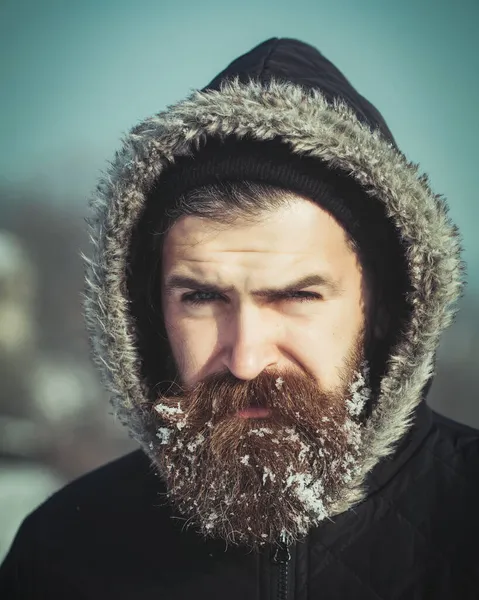 Zbliżenie twarz zimowy człowiek z śnieżny długi broda. Wakacje zimowe i wakacje — Zdjęcie stockowe