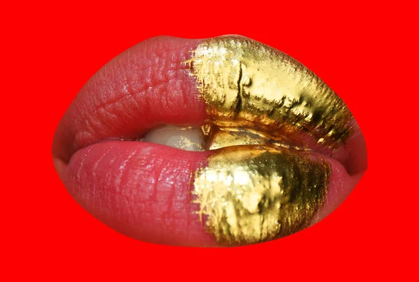 Sexig tjej, röda läppar, guldmun. Glödande guld hud make-up. Glitter metallic glans gyllene läppglans makeup. Skönhet och mode. — Stockfoto