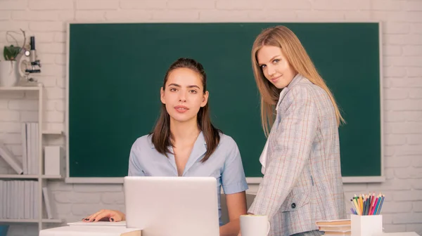Studentinnen Freundinnen im Klassenzimmer an der Schule College oder Universität. Lernen und Vorbereitung auf die Prüfung mit Freunden. — Stockfoto