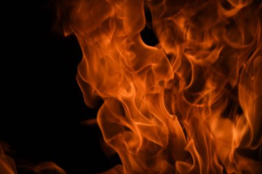 Siyah arka planda yanan ateş ve ateş.