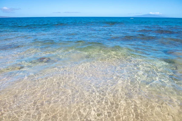 Laut biru tropis di Hawaii. Laut musim panas di air bersih dan jernih dari permukaan untuk latar belakang. Desain konsep gelombang. — Stok Foto