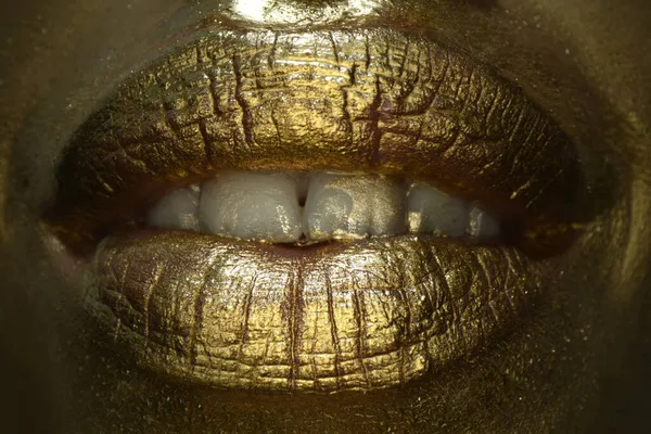 Золотые губы макро закрыть. Золотые губы. Золотая краска изо рта. Золотые губы во рту женщины с макияжем. Чувственный и творческий дизайн для золотого металла. — стоковое фото