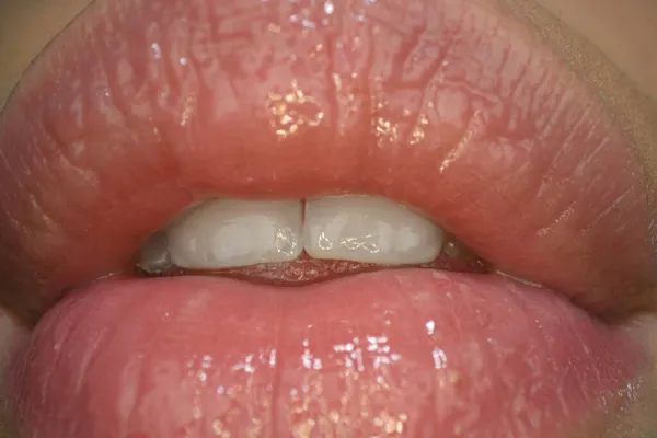 マクロレッドの女性の唇のアイコンで口を開きます。官能的な女性の唇の形. — ストック写真