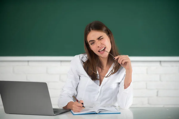Портрет забавной студентки, учащейся в классе. Женщина-фрилансер или студентка с ноутбуком. — стоковое фото