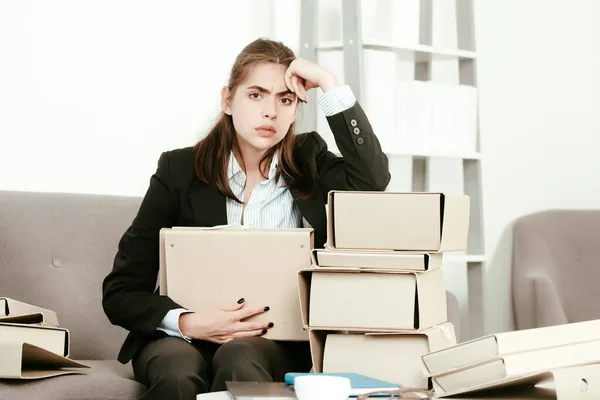 Tristeza deprimida mujer de negocios con muchas carpetas de documentos, frustración secretaria chica, empleado estresado trabajando horas extras con demasiado trabajo, problema de oficina en el espacio de trabajo. — Foto de Stock