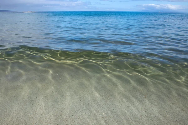 Fond de plage tropicale. Plage de sable avec vague calme de l'océan turquoise. Maldives, paysage parfait, espace de copie. — Photo