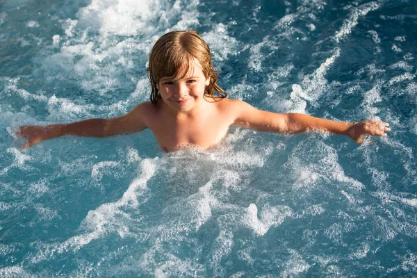 Un bambino che nuota. Vacanze estive per bambini in piscina. — Foto Stock