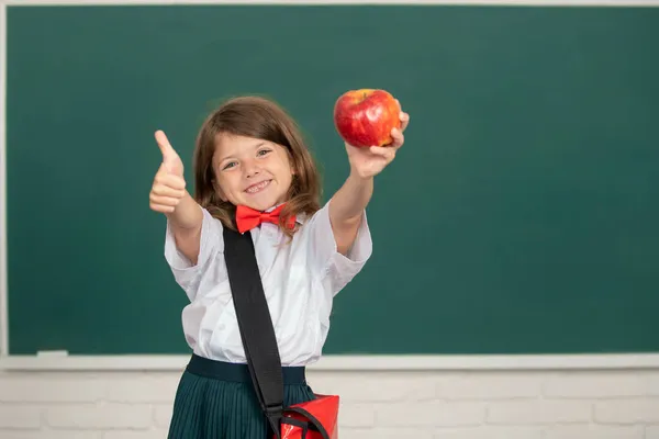 Mignon petit enfant avec pouce levé étudiant en classe à l'école primaire. Retour à l'école. — Photo