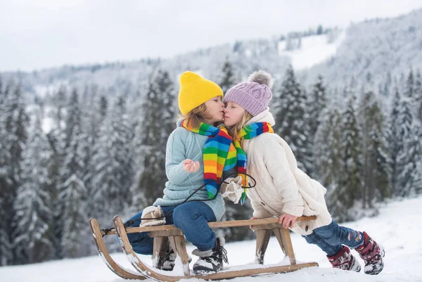 Діти цілуються. На відкритому повітрі діти маленький хлопчик і дівчинка цілуються на зиму на відкритому повітрі . — стокове фото