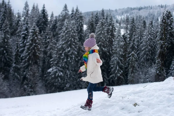 面白い子、かわいい女の子は冬の雪の公園で実行しています。クリスマス休暇子供のための冬の週末. — ストック写真