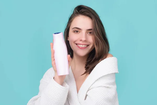 Girl applying hair conditioner. Woman hold bottle shampoo and conditioner. Beauty product, balm bottle. Young woman advertising care product. — Stock Photo, Image