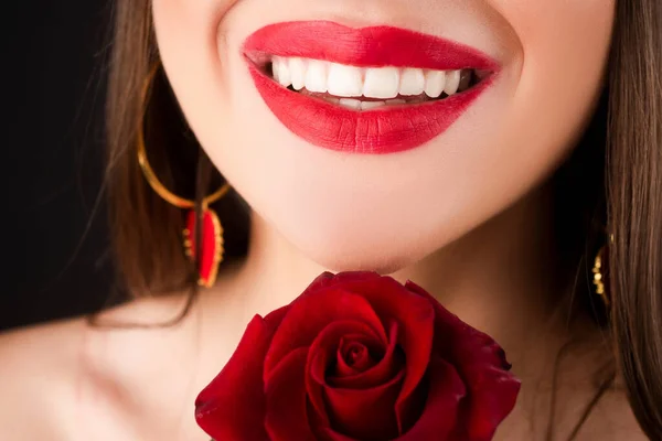 Labios perfectos. Sexy Girl Mouth de cerca. Bella joven sonríe. Hermosos labios de mujer con rosa. — Foto de Stock