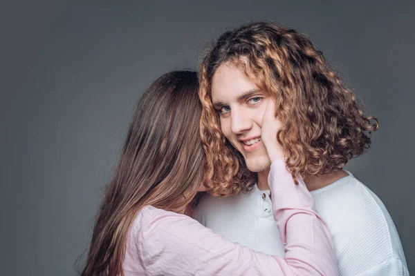 Una joven pareja enamorada pasa tiempo juntos. Hombre abrazando y va a besar sensual mujer. — Foto de Stock