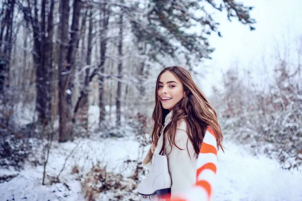 Winterweib. Draußen Nahaufnahme Porträt eines jungen schönen Mädchens mit langen Haaren. Winterporträt einer jungen Frau. — Stockfoto