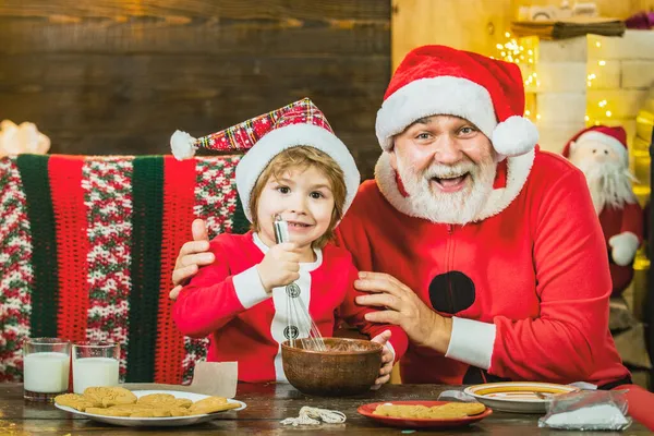 Avô feliz e neto criança cozinhar biscoito de Natal. Cozinha de Natal. — Fotografia de Stock