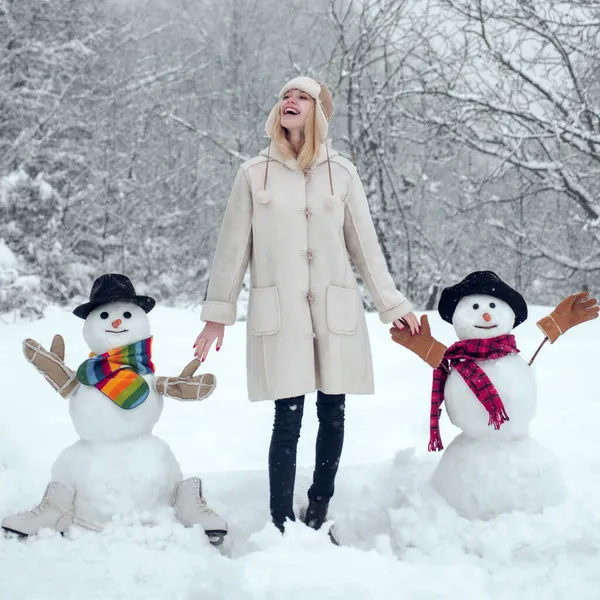 Femme d'hiver. Neiger hiver beauté mode concept. Portrait d'hiver de jeune belle femme dans la neige Jardin. — Photo