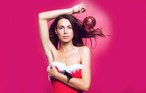 Sexy mulher ou menina em vermelho natal santa vestido de férias prende no fundo ewd, espaço de cópia — Fotografia de Stock